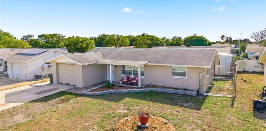 House in Port Richey, Florida 2 bedrooms, 113.53 sq.m. № 2117880