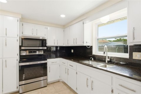 House in Port Richey, Florida 2 bedrooms, 113.53 sq.m. № 2117880 - photo 16