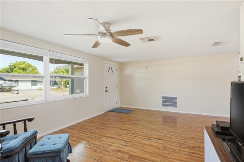 House in Port Richey, Florida 2 bedrooms, 113.53 sq.m. № 2117880 - photo 11