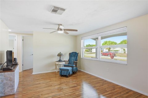 House in Port Richey, Florida 2 bedrooms, 113.53 sq.m. № 2117880 - photo 10