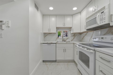 Condo in Pembroke Pines, Florida, 1 bedroom  № 2175548 - photo 11