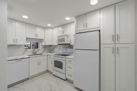 Condo in Pembroke Pines, Florida, 1 bedroom № 2175548