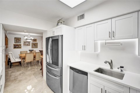 Condo in Aventura, Florida, 2 bedrooms  № 1989833 - photo 23