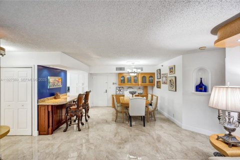 Condo in Aventura, Florida, 2 bedrooms  № 1989833 - photo 19