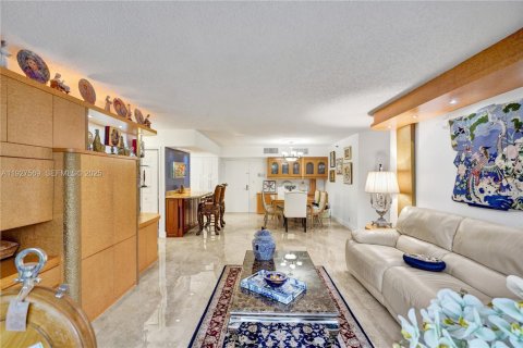 Condo in Aventura, Florida, 2 bedrooms  № 1989833 - photo 12