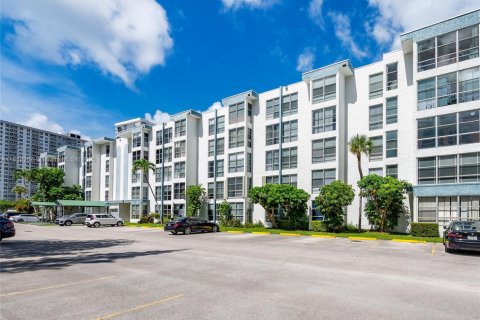 Купить кондоминиум в Санни-Айлс-Бич, Флорида 2 спальни, 71.26м2, № 1955943 - фото 4