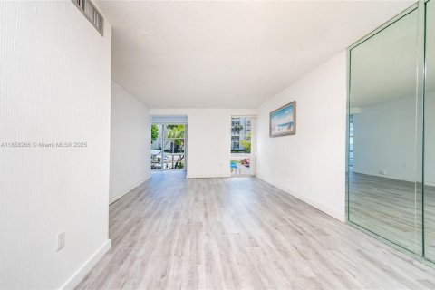 Купить кондоминиум в Санни-Айлс-Бич, Флорида 2 спальни, 71.26м2, № 1955943 - фото 6