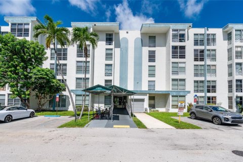 Купить кондоминиум в Санни-Айлс-Бич, Флорида 2 спальни, 71.26м2, № 1955943 - фото 3