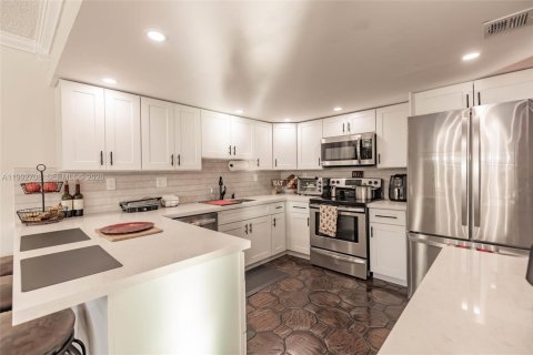 Condominio en venta en Miami, Florida, 4 dormitorios, 199.74 m2 № 2056693 - foto 19