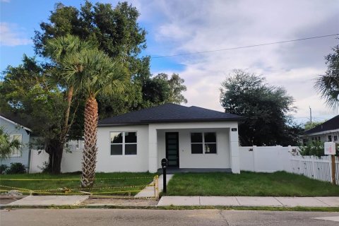 House in Saint Petersburg, Florida 4 bedrooms, 174.84 sq.m. № 2366588