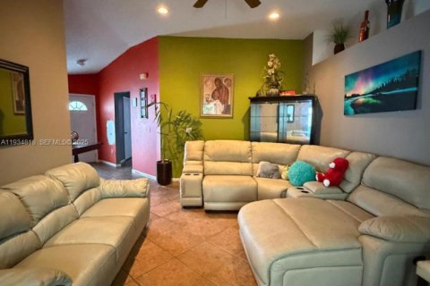 House in Miami Gardens, Florida 3 bedrooms, 157.19 sq.m. № 1993096 - photo 5