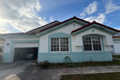 House in Miami Gardens, Florida 3 bedrooms, 157.19 sq.m. № 1993096 - photo 1