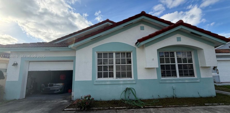 House in Miami Gardens, Florida 3 bedrooms, 157.19 sq.m. № 1993096