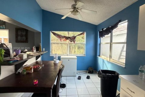 House in Miami Gardens, Florida 3 bedrooms, 157.19 sq.m. № 1993096 - photo 4