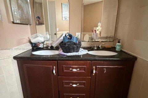 House in Miami Gardens, Florida 3 bedrooms, 157.19 sq.m. № 1993096 - photo 6