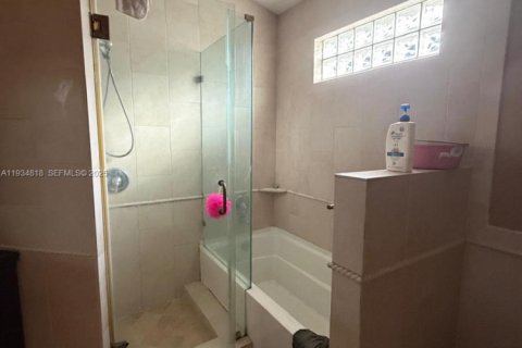 House in Miami Gardens, Florida 3 bedrooms, 157.19 sq.m. № 1993096 - photo 9