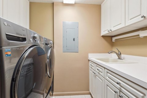 Снять в аренду кондоминиум в Холливуд, Флорида 3 спальни, 193.05м2, № 2026202 - фото 15