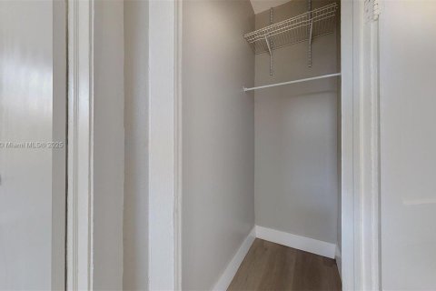 Casa en alquiler en Miami, Florida, 2 dormitorios, 315.87 m2 № 1932182 - foto 19