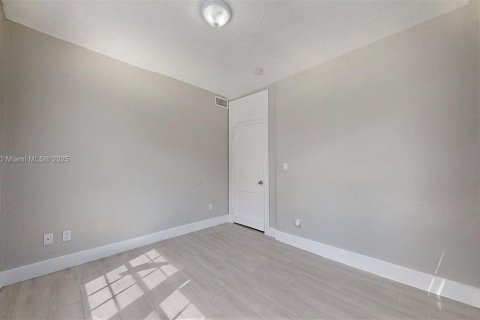 Casa en alquiler en Miami, Florida, 2 dormitorios, 315.87 m2 № 1932182 - foto 20