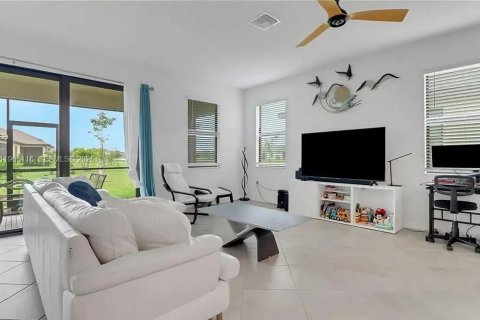 House in Fort Myers, Florida 3 bedrooms № 2043110 - photo 4