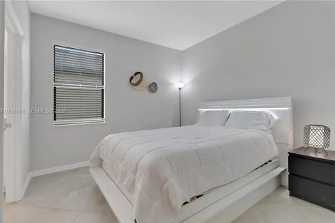 House in Fort Myers, Florida 3 bedrooms № 2043110 - photo 9