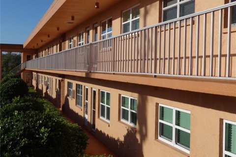 Condo in Saint Petersburg, Florida, 2 bedrooms  № 1832555 - photo 1