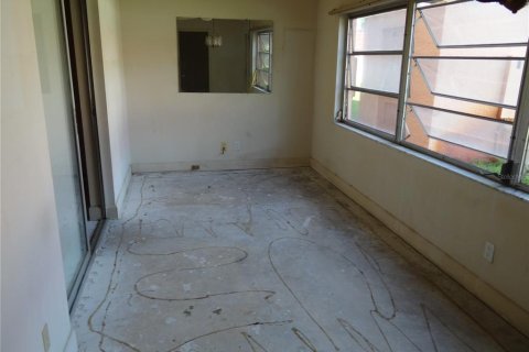 Condo in Saint Petersburg, Florida, 2 bedrooms  № 1832555 - photo 8