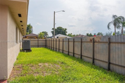 Villa ou maison à vendre à Miami Gardens, Floride: 4 chambres, 155.43 m2 № 2431966 - photo 10