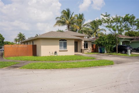 Villa ou maison à vendre à Miami Gardens, Floride: 4 chambres, 155.43 m2 № 2431966 - photo 6