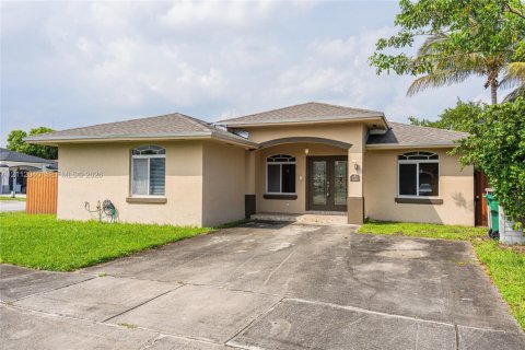 Villa ou maison à vendre à Miami Gardens, Floride: 4 chambres, 155.43 m2 № 2431966 - photo 2