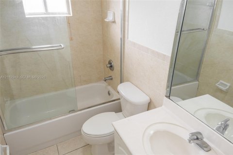 Villa ou maison à vendre à Miami Gardens, Floride: 4 chambres, 155.43 m2 № 2431966 - photo 23