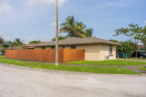 Villa ou maison à vendre à Miami Gardens, Floride: 4 chambres, 155.43 m2 № 2431966 - photo 4