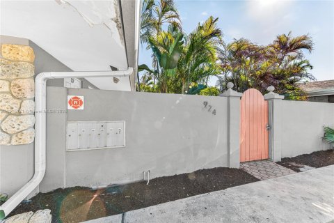 Condo in Fort Lauderdale, Florida, 2 bedrooms  № 1973647 - photo 1