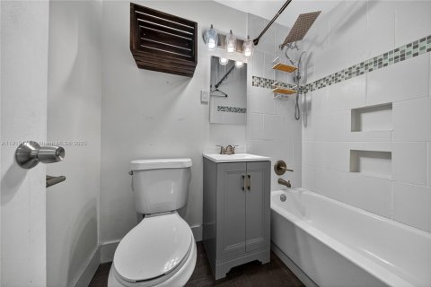 Condo in Fort Lauderdale, Florida, 2 bedrooms  № 1973647 - photo 23