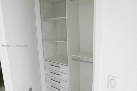 Condo in Miami, Florida, 2 bedrooms  № 1888779 - photo 12
