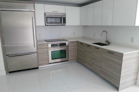 Condo in Miami, Florida, 2 bedrooms  № 1888779 - photo 4