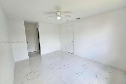 Apartamento en alquiler en Hialeah, Florida, 3 dormitorios, 91.04 m2 № 2036362 - foto 8