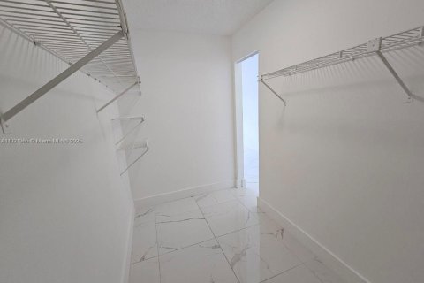 Apartamento en alquiler en Hialeah, Florida, 3 dormitorios, 91.04 m2 № 2036362 - foto 10