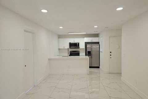 Apartamento en alquiler en Hialeah, Florida, 3 dormitorios, 91.04 m2 № 2036362 - foto 3