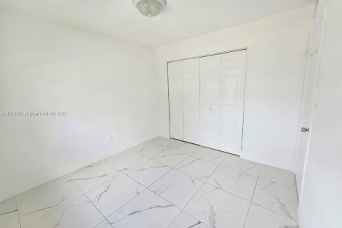 Apartamento en alquiler en Hialeah, Florida, 3 dormitorios, 91.04 m2 № 2036362 - foto 13