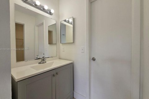 Apartamento en alquiler en Hialeah, Florida, 3 dormitorios, 91.04 m2 № 2036362 - foto 11