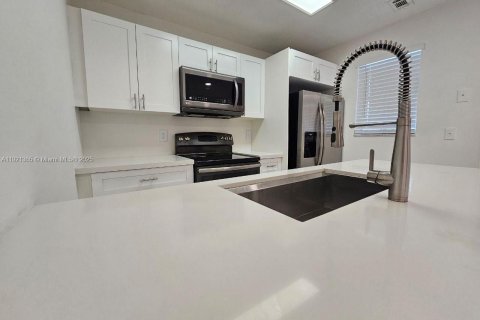 Apartamento en alquiler en Hialeah, Florida, 3 dormitorios, 91.04 m2 № 2036362 - foto 2