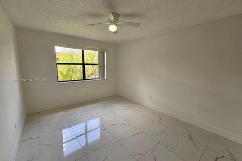 Apartamento en alquiler en Hialeah, Florida, 3 dormitorios, 91.04 m2 № 2036362 - foto 7