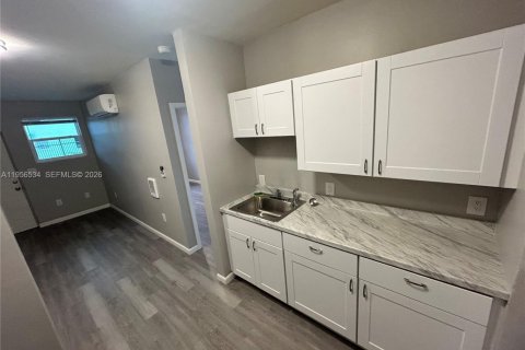 Casa en alquiler en Miami, Florida, 1 dormitorio, 263.1 m2 № 2010431 - foto 2