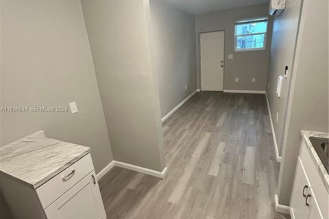 Casa en alquiler en Miami, Florida, 1 dormitorio, 263.1 m2 № 2010431 - foto 3