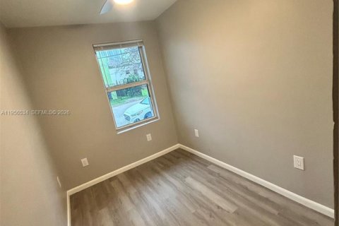 Casa en alquiler en Miami, Florida, 1 dormitorio, 263.1 m2 № 2010431 - foto 5