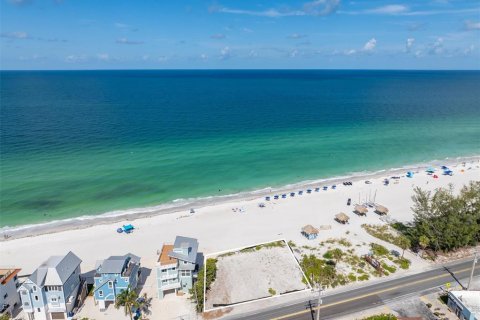 House in Bradenton Beach, Florida 6 bedrooms, 447.51 sq.m. № 2155194 - photo 6
