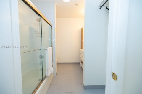 Купить таунхаус в Майами, Флорида 2 спальни, 111.48м2, № 2062499 - фото 25