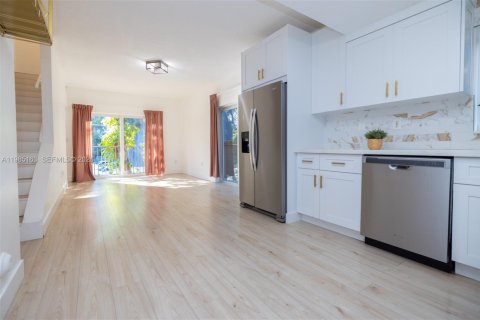 Купить таунхаус в Майами, Флорида 2 спальни, 111.48м2, № 2062499 - фото 4