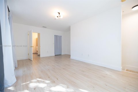 Купить таунхаус в Майами, Флорида 2 спальни, 111.48м2, № 2062499 - фото 24